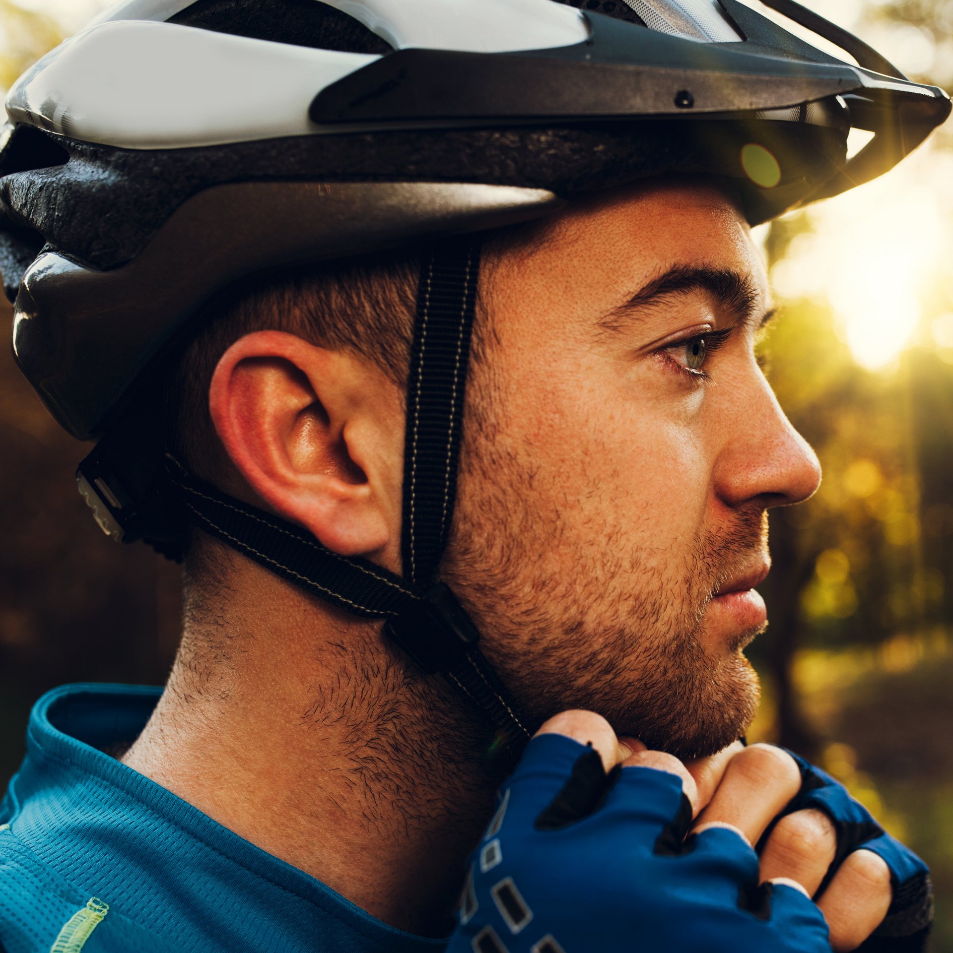 Männerkopf im Profil mit Fahrradhelm