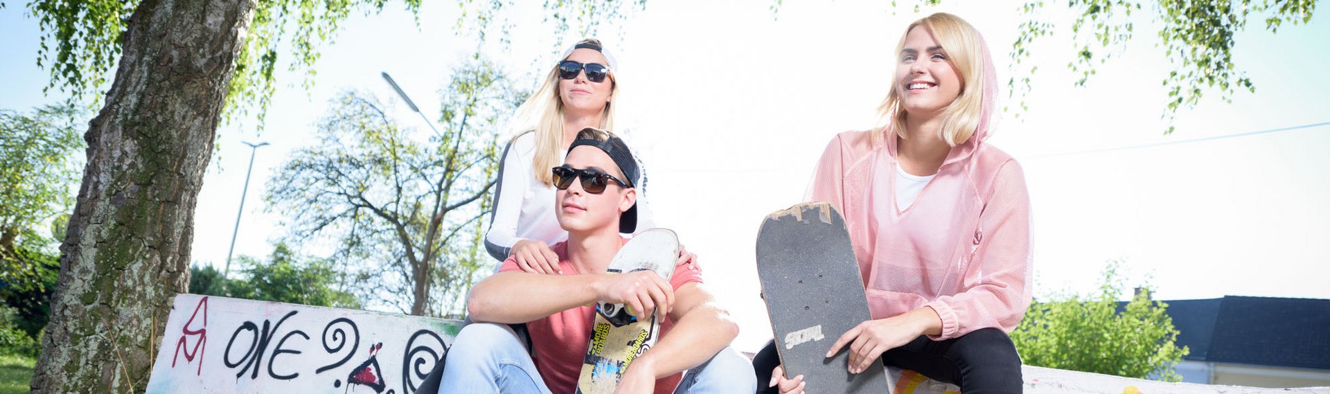 Jugendliche mit Skateboard draußen