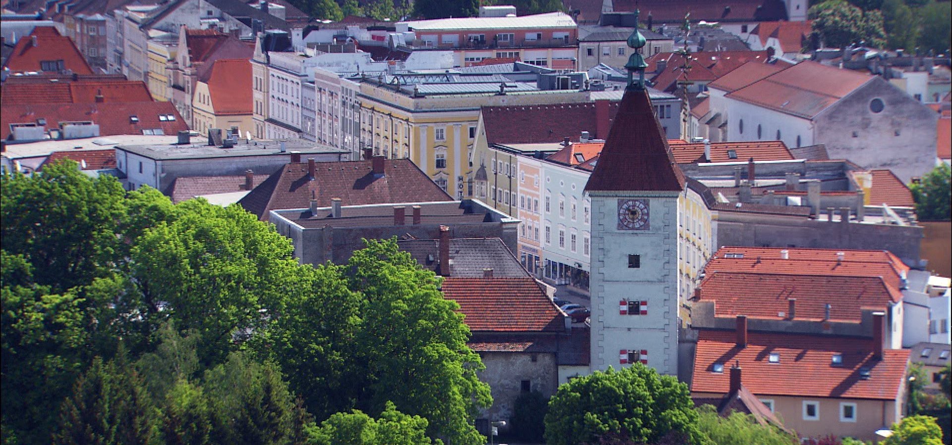 Stadtplatz Überblick mit Ledererturm