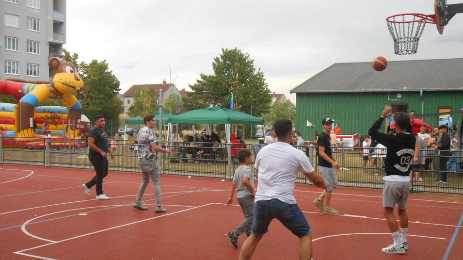 Jugendliche spielen Basketball im Jugendtreff Neustadt