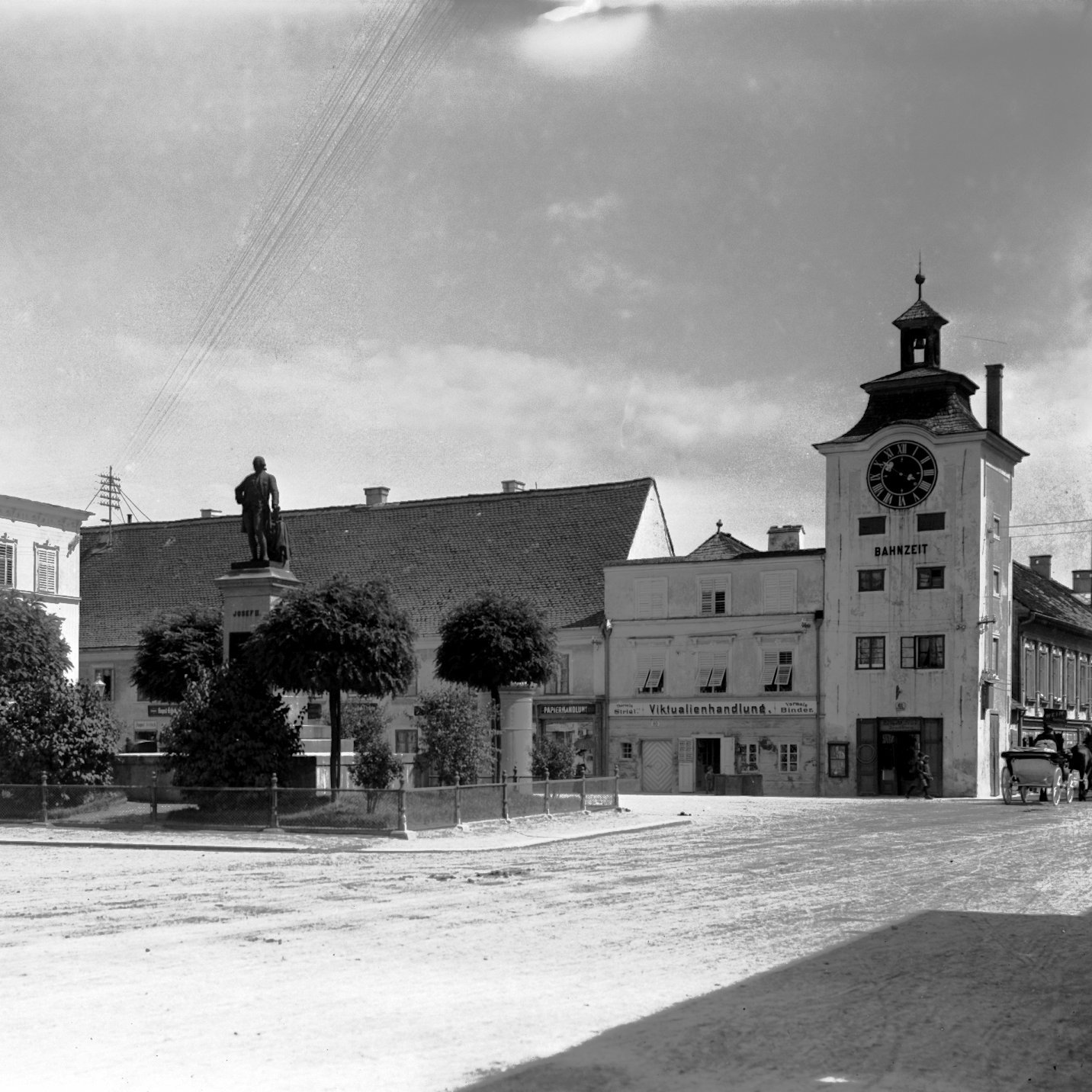 altes Foto vom Kaiser-Josef-Platz mit der Status von Kaiser Franz-Josef und der alten Pferdeeisenbahnstation Bahnzeit