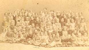 Mädchenvolksschule Pfarrgasse 25, Klassenfoto, 1887/88