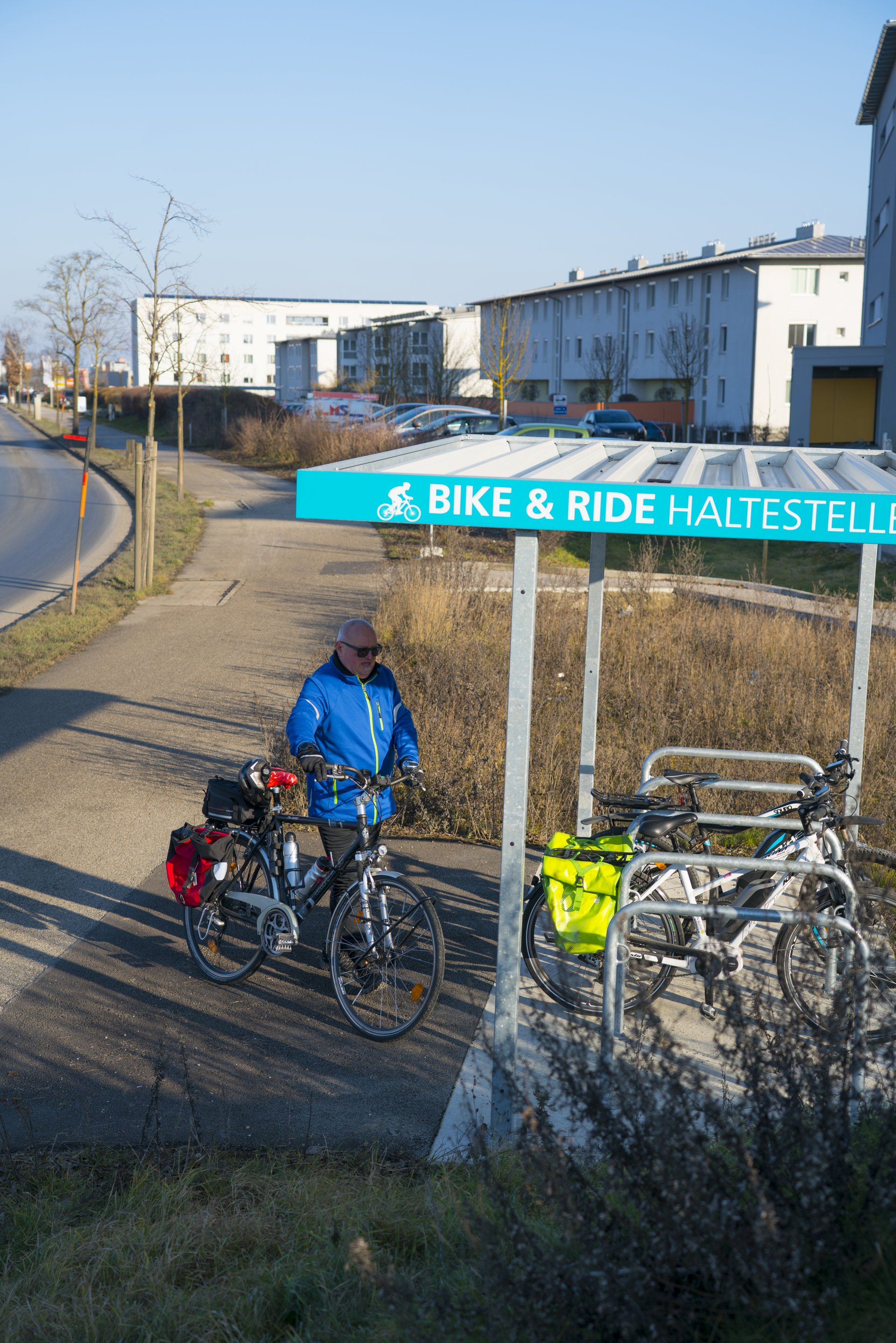 Bike and Ride Haltestelle mit Radfahrer