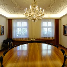 Stadtsenat - Zimmer mit großen runden Tisch