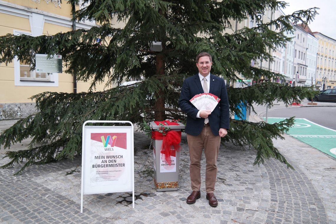 Bürgermeister Dr. Andreas Rabl mit der Wunsch-Box