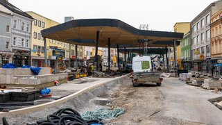 Baustelle Kaiser-Josef-Platz samt Baufahrzeug