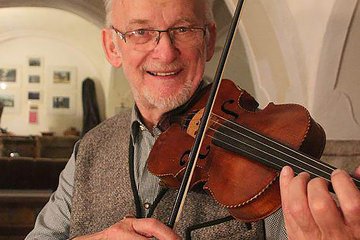 Volker Derschmied spielt fröhlich Geige