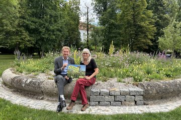 Schlosspark Lichtenegg Brunneneinfassung Wildblumenbeet 