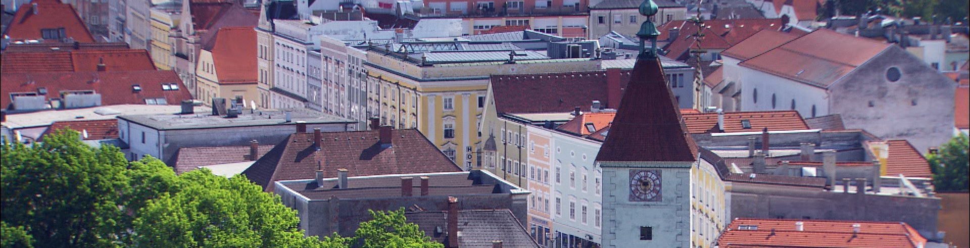 Stadtplatz Überblick mit Ledererturm