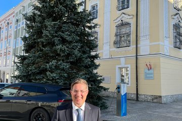 Bürgermeister Dr. Rabl vor Weihnachtsbaum