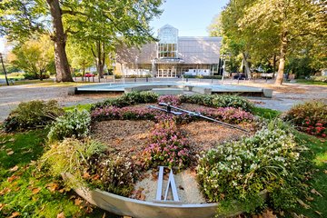 Stadthalle Vorplatz Blumenuhr