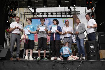 Siegerehrung Laufolympiade Kroiß Schinninger © Gerhard Wenzel