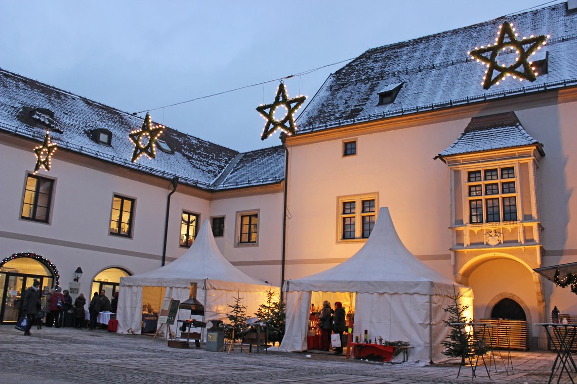 Kunstweihnachtsmarkt bei der Burg