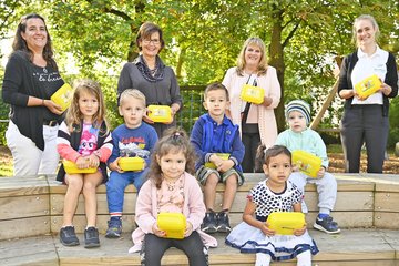 Kinder mit Jausenboxen