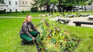 Facharbeiterin Gartenbau Lehrling bei der Arbeit