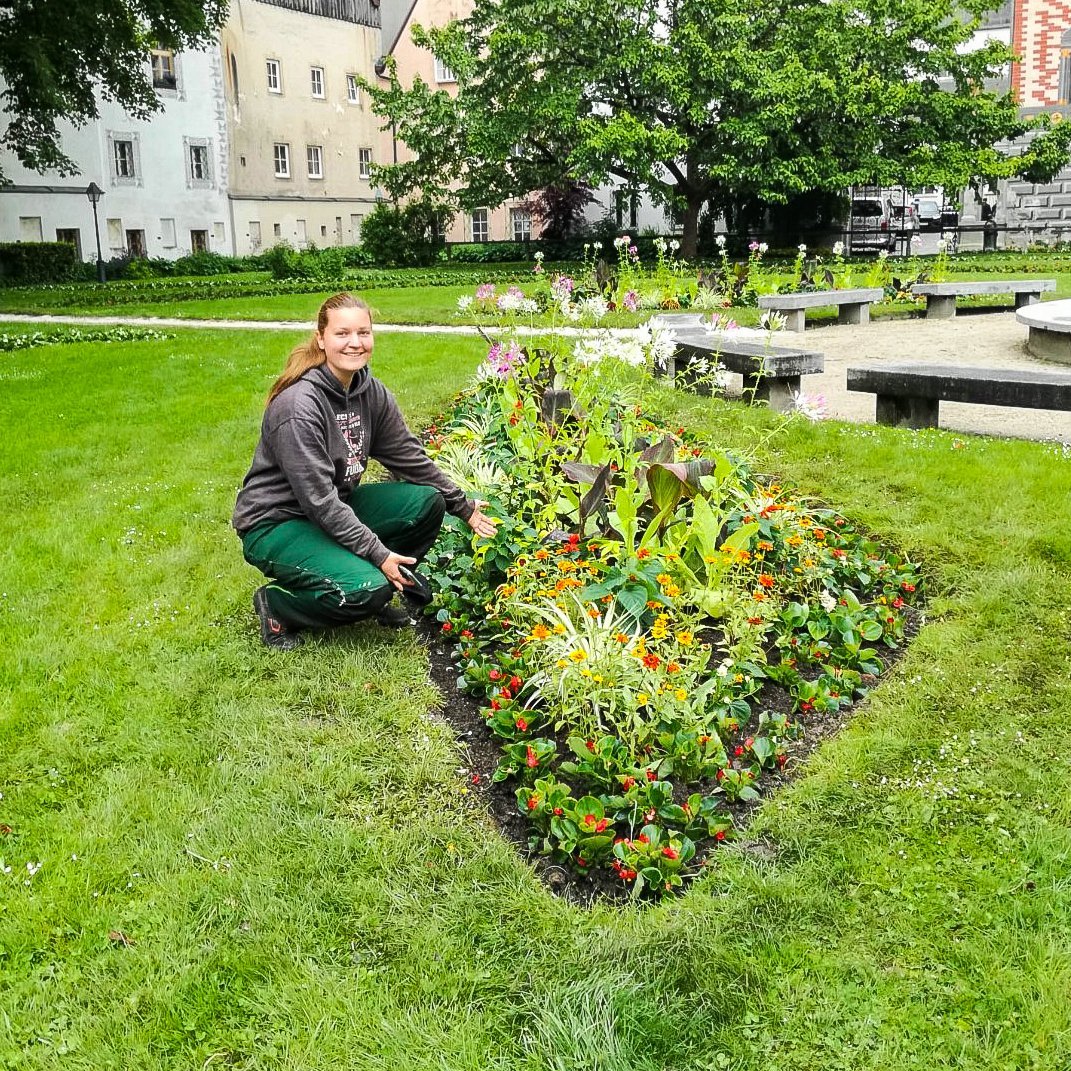 Facharbeiterin Gartenbau Lehrling bei der Arbeit