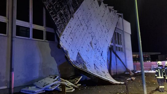 VS 4 Pernau Schaden Turnhallendach © Feuerwehr Wels