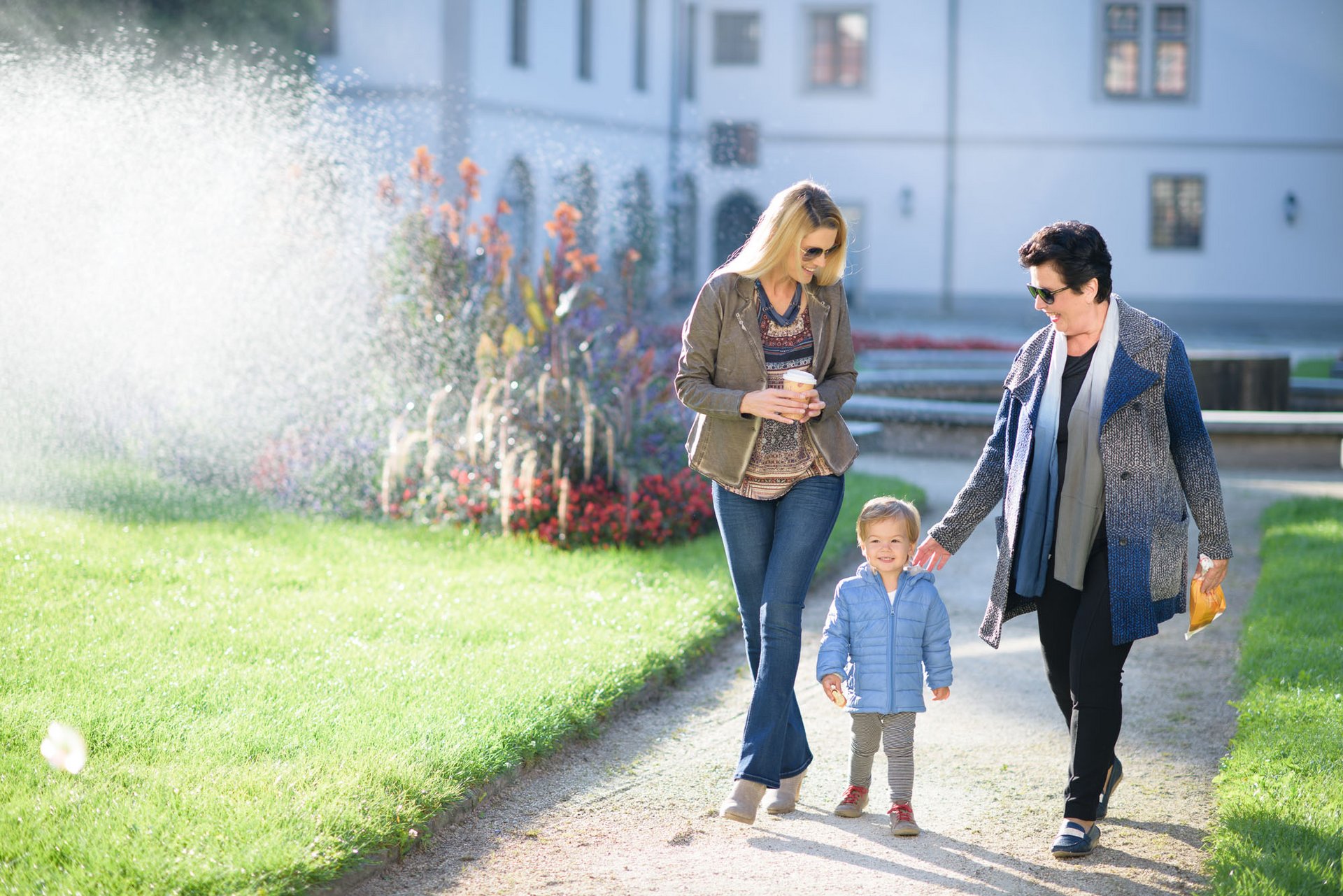 glückliches Kind mit Mutter und Oma 