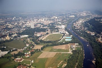Kalender Stadtarchiv 2027 Flugaufnahme traunabwärts