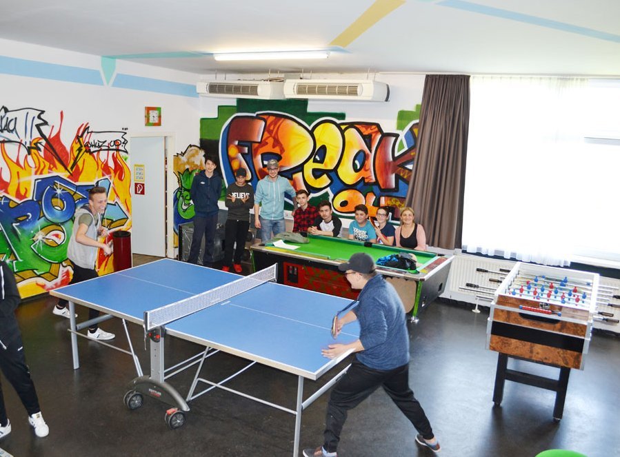 Jugendliche spielen Tischtennis im Jugendtreff Pernau