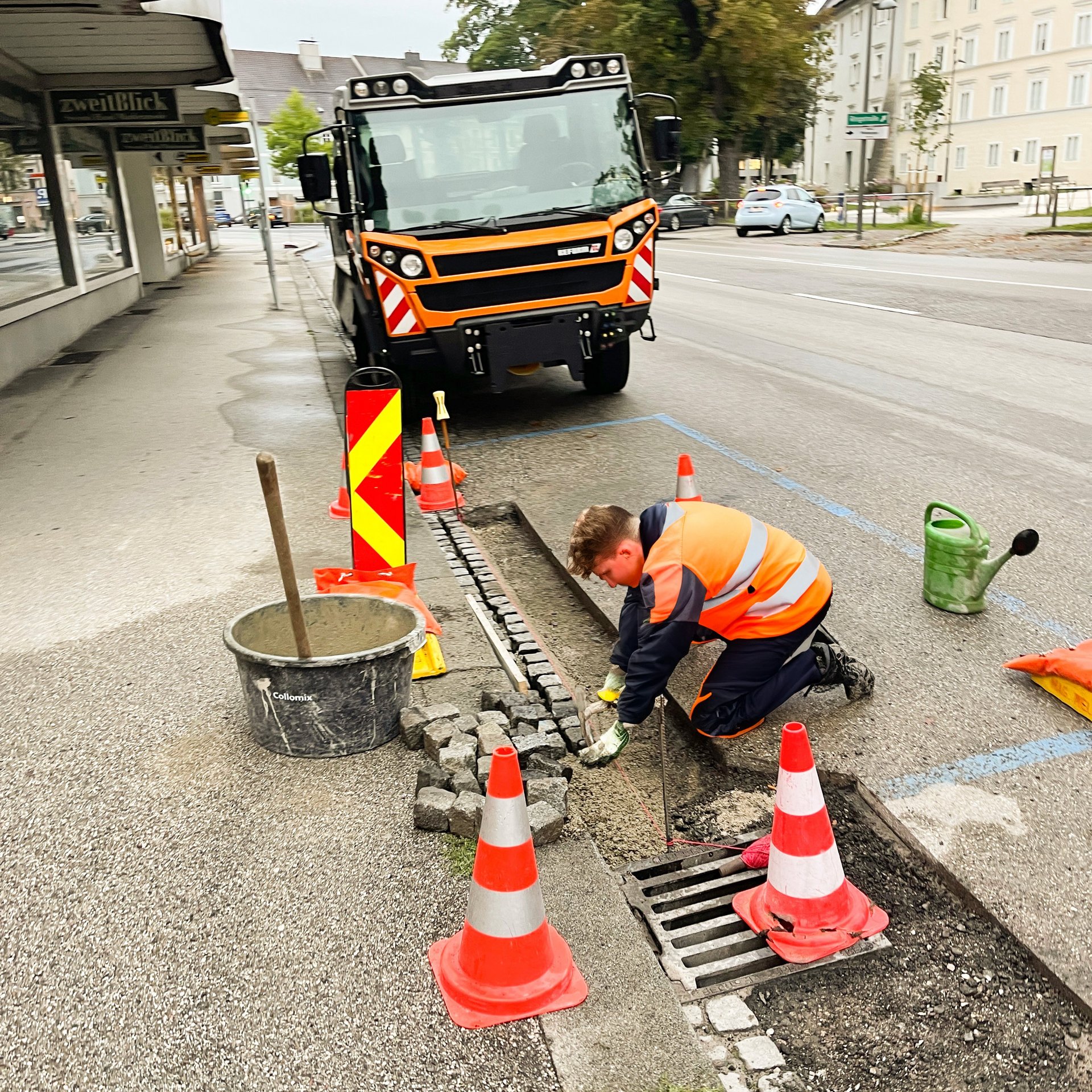 Straßenerhaltungsfachmann Lehrling bei der Arbeit