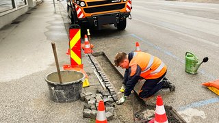 Straßenerhaltungsfachmann Lehrling bei der Arbeit