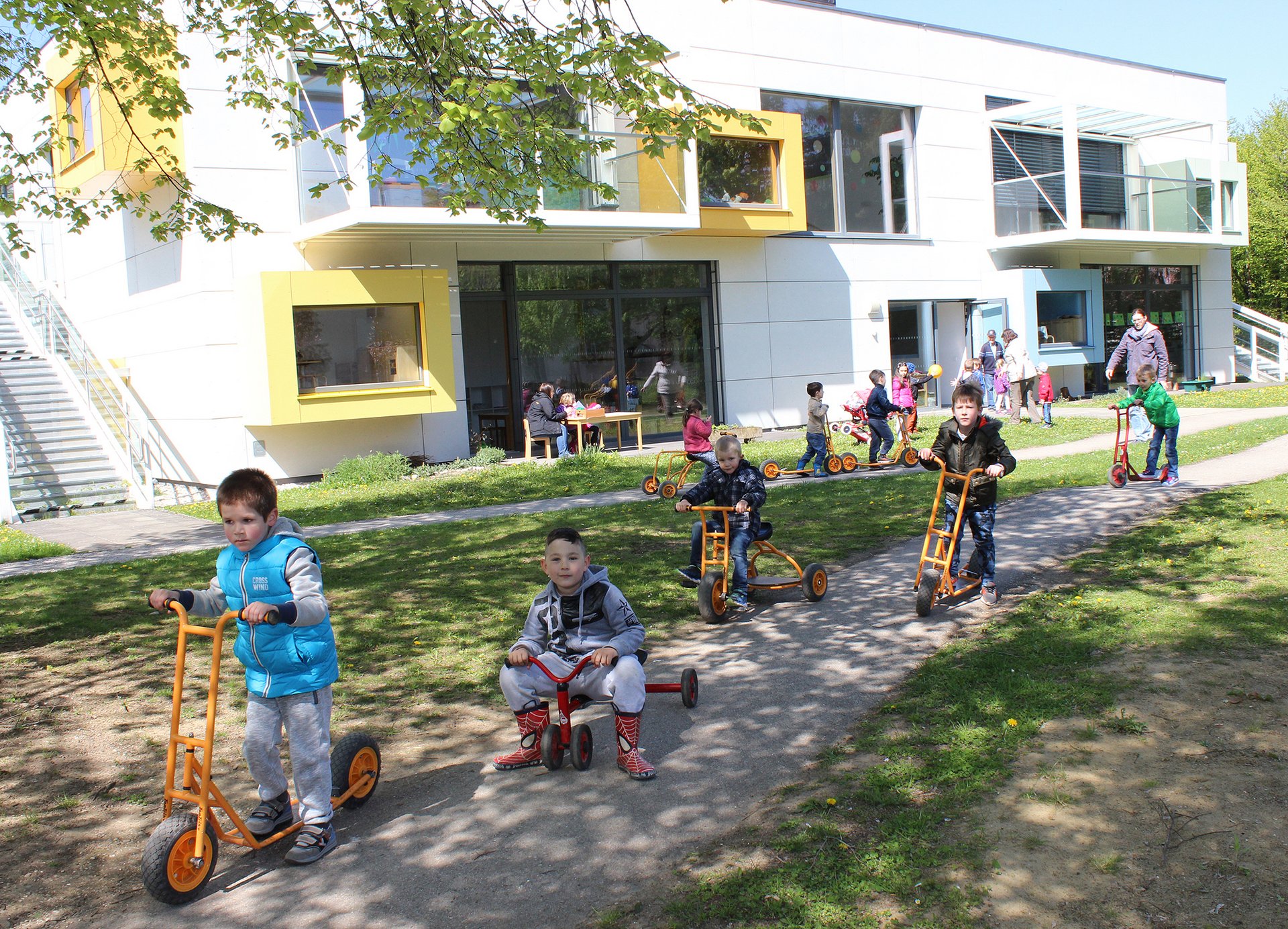 Kinder spielen draußen im Kindergarten