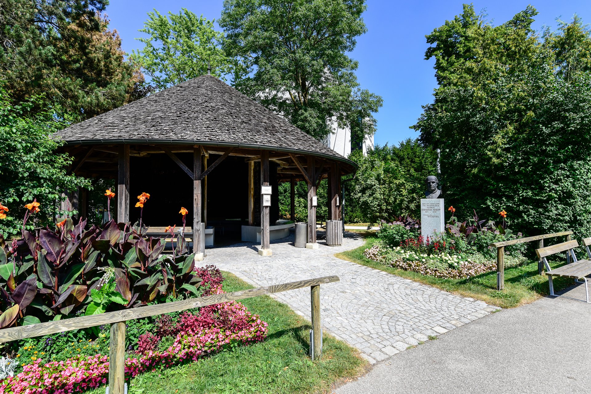 Gradierwerk von außen mit Blumen