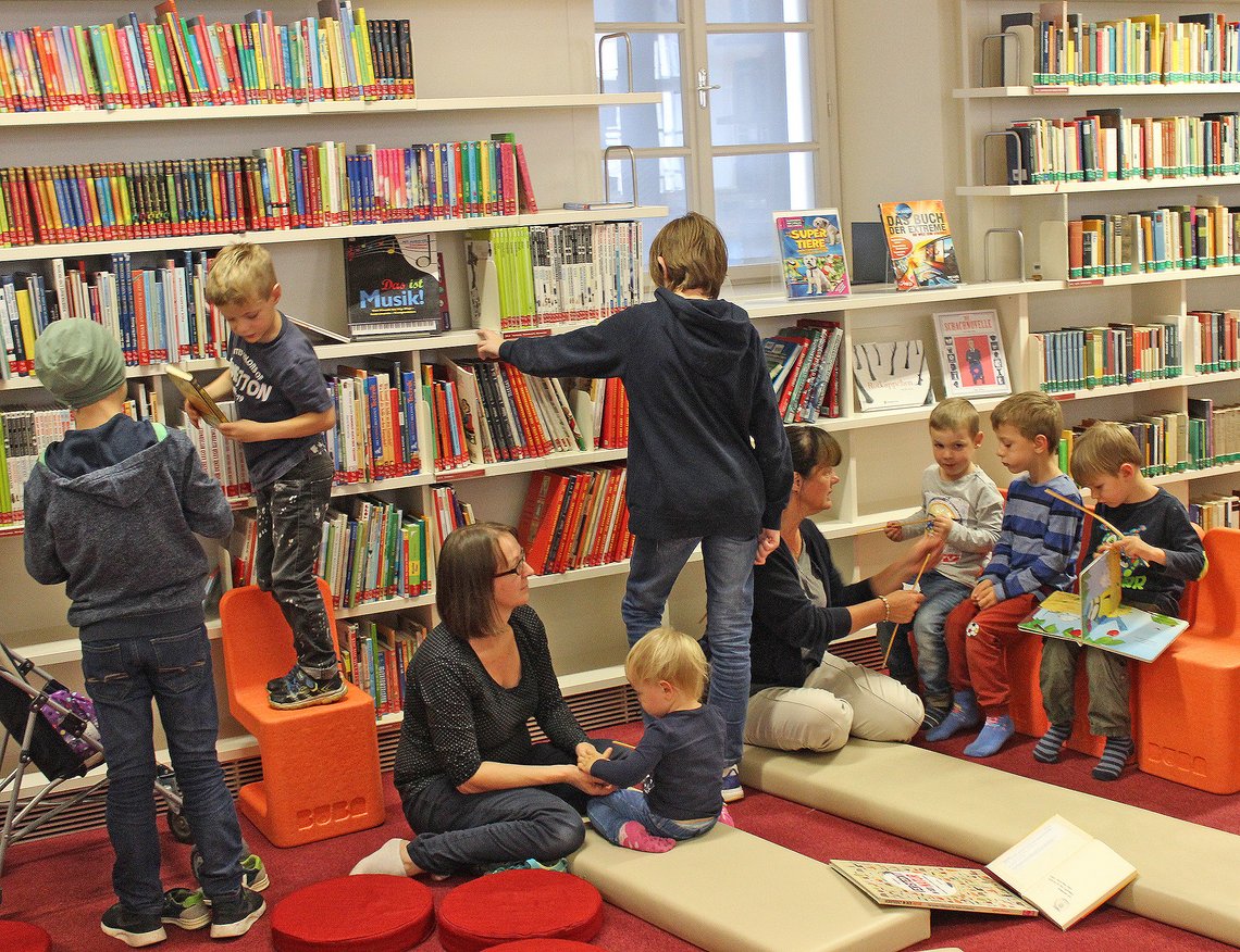 Kinder in der Stadtbücherei