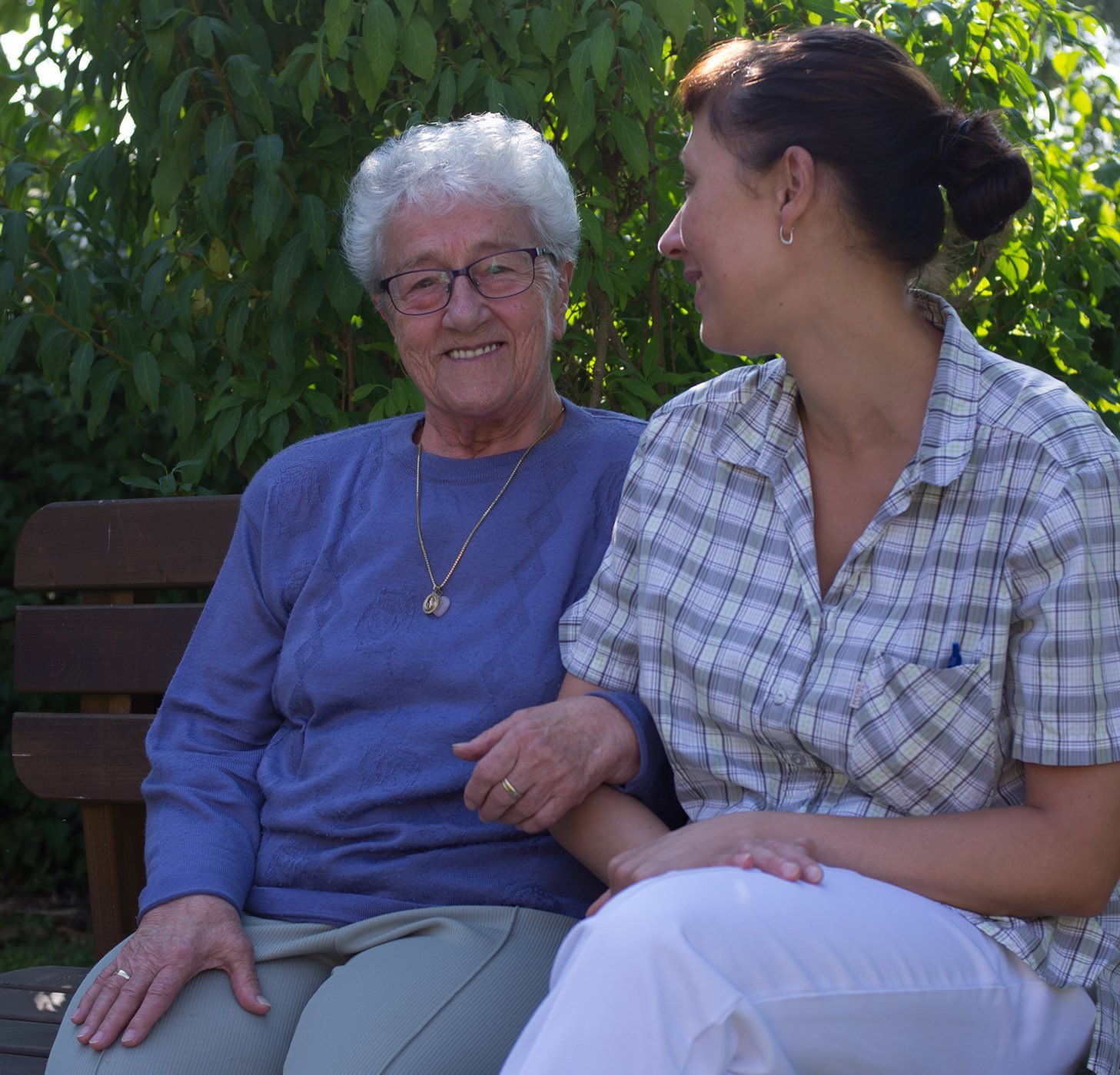 Kurzzeitpflege - Pflegerin mit Seniorin