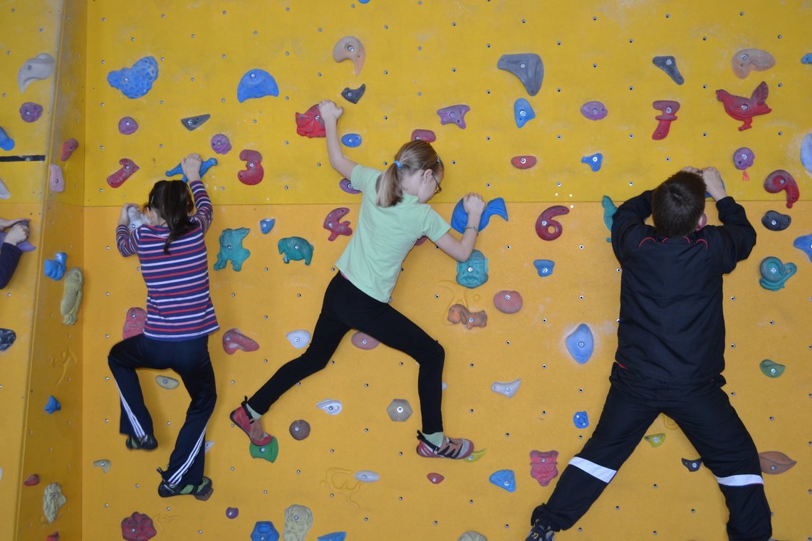 Semesterferien - Kinder klettern in Kletterhalle