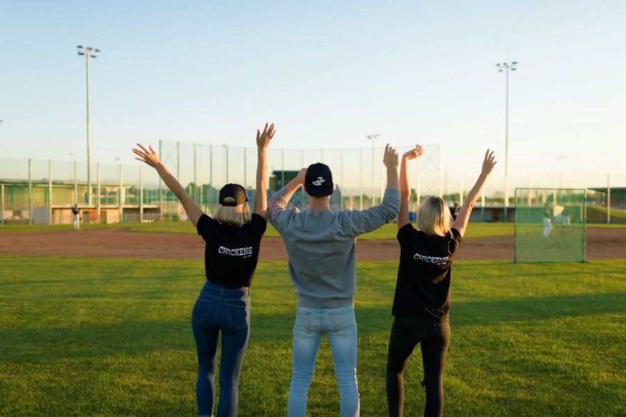 3 Personen jubeln in der Sportanlage Wimpassing (mit dem Rücken zur Kamera)