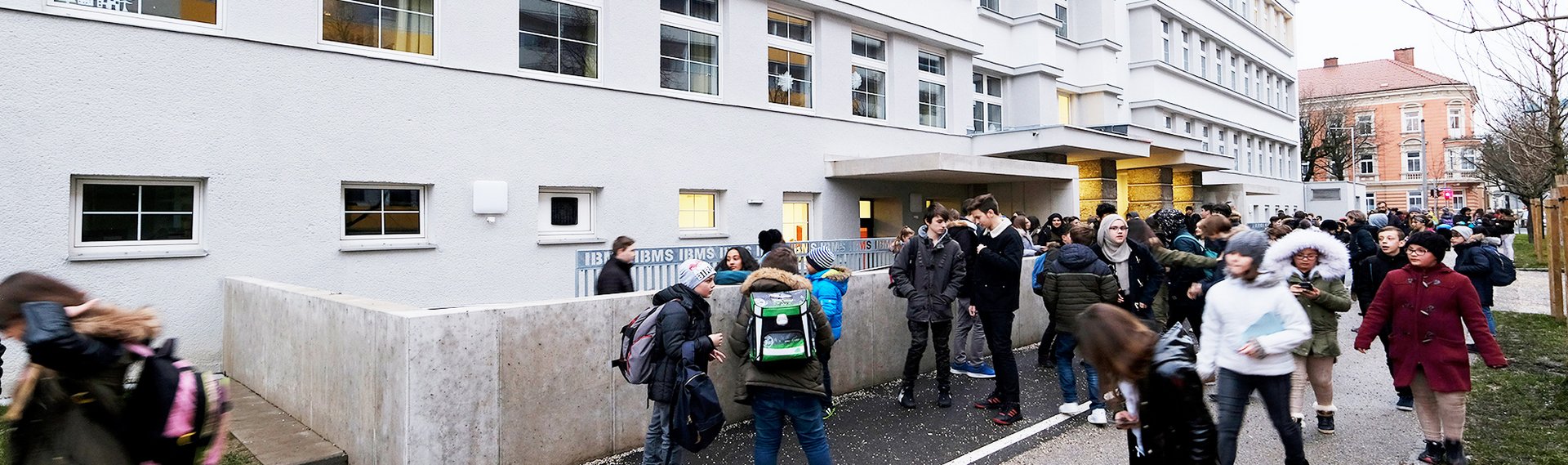 Banner - Kinder bei Schule