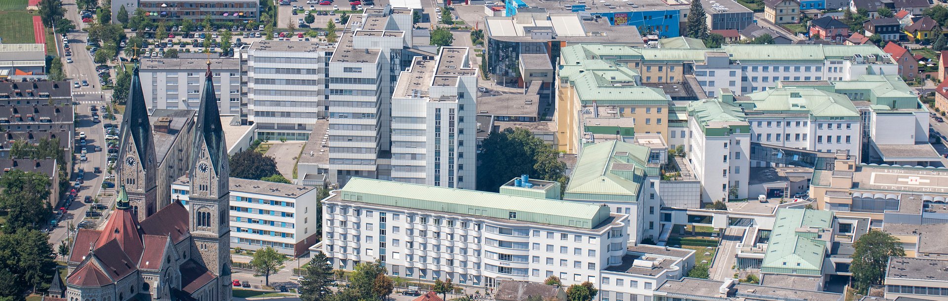 Luftbild über den Stadtteil Neustadt mit Pfarrkirche und Krankenhaus