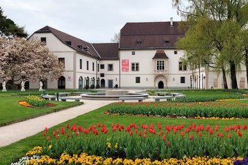 Sonderausstellung Wels 800 Burg Burggarten außen