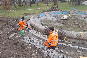 Schlosspark Lichtenegg Brunneneinfassung Wildblumenbeet 