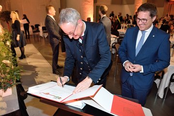 50 Jahre Städtepartnerschaft Wels Straubing Urkunde © Michael Thallinger