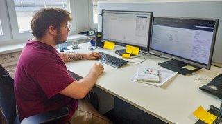 IT-Techniker Lehrling bei der Arbeit