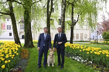 Bürgermeister Dr. Rabl und Vizebürgermeister Kroiß mit Hund