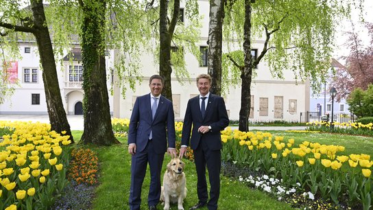 Bürgermeister Dr. Rabl und Vizebürgermeister Kroiß mit Hund