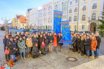 Fahnenhissen 16 Tage Gruppenbild