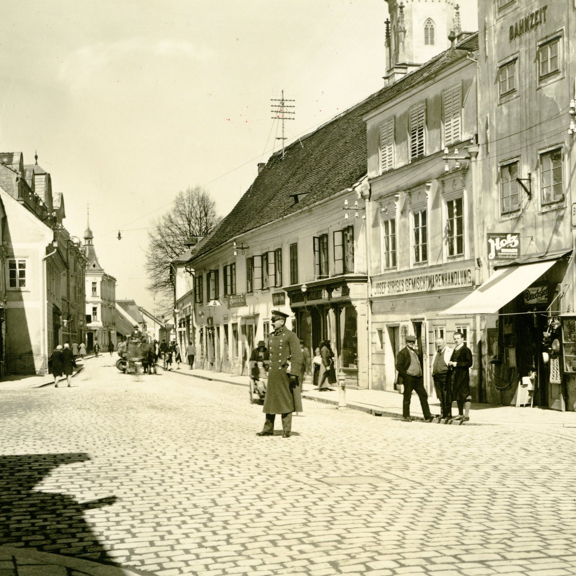 Kaiser-Josef-Platz Ecke Stelzhamerstraße mit der alten Bahnstation Bahnzeit im Hintergrund.