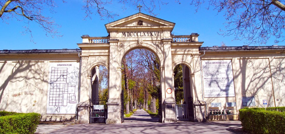 Friedhof der Stadt Wels - Eingang bei der Aufbahrungshalle