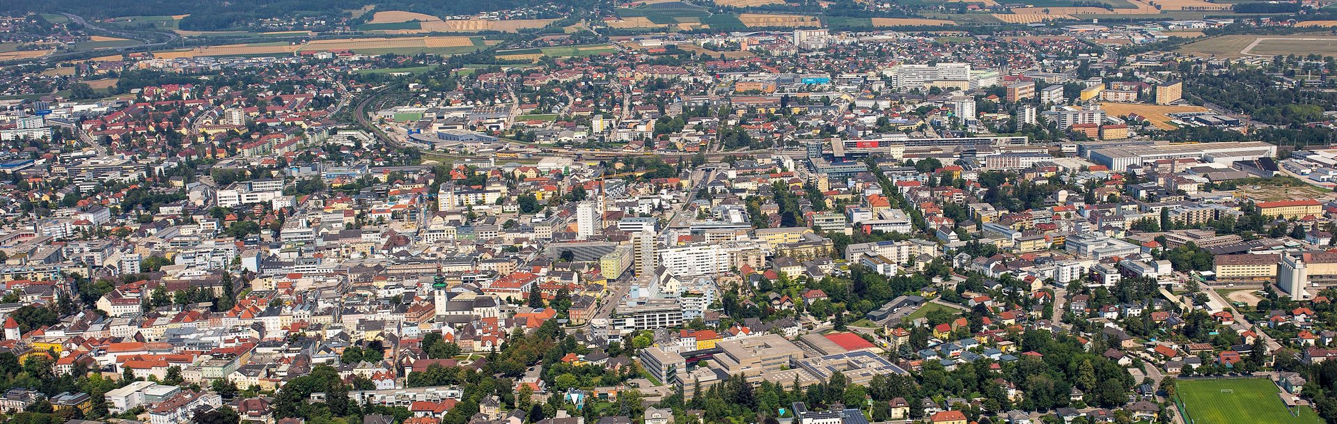 Luftbild mit Blick auf Wels (von der Thalheimer Seite)