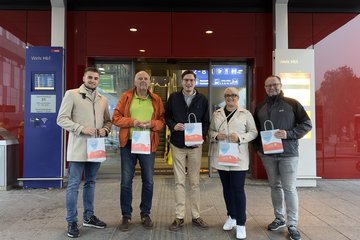 Verteilaktion Welser Hauptbahnhof