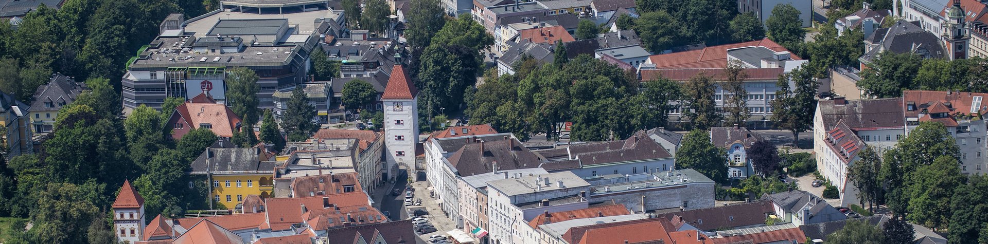 Bild von oben, Blick auf den Ledererturm vom Stadtplatz kommend