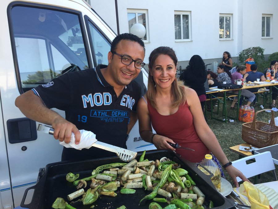 Siedlungsfeste - Mann mit Frau vor Griller