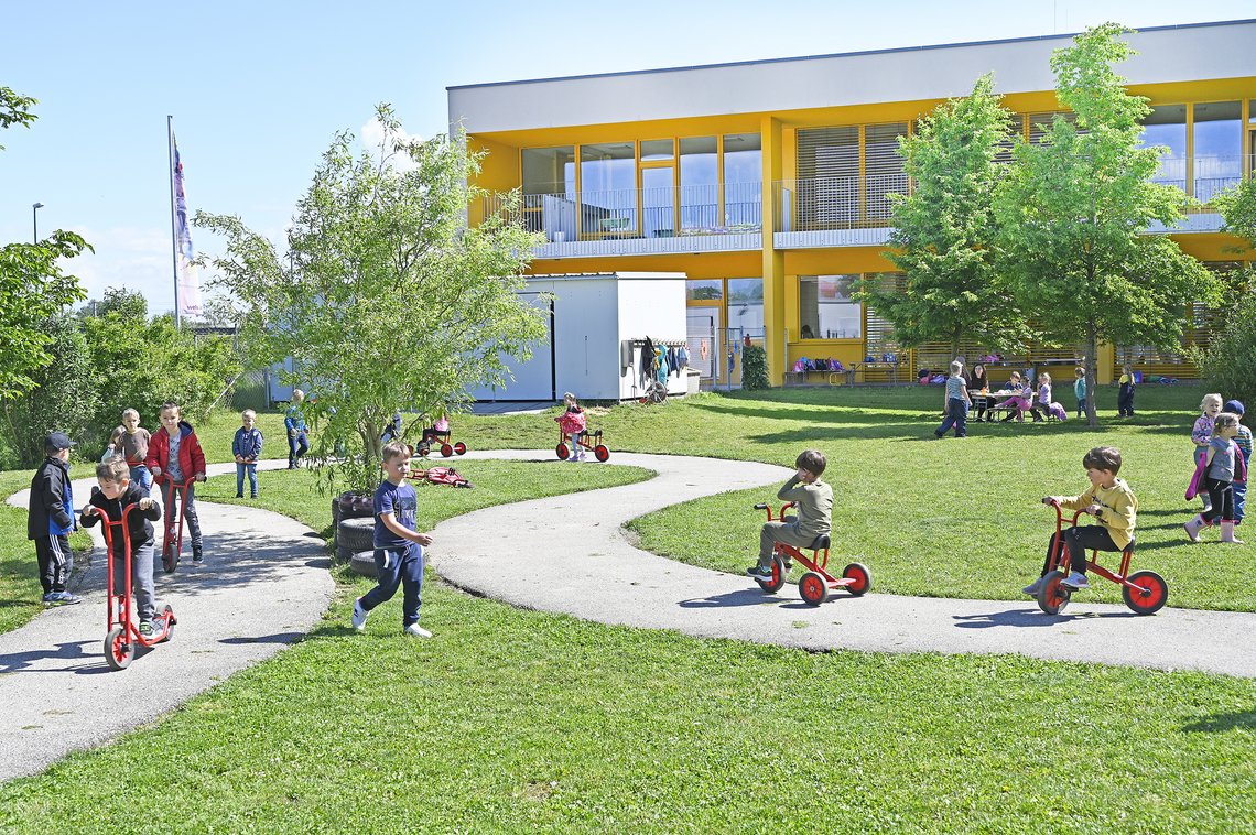 Kindergarten Laahen - Freibereich - Kinder spielen draußen