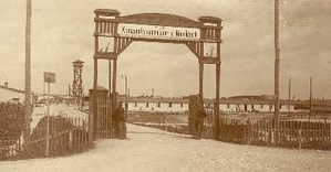 Eingang zum Kriegsgefangenenlager Marchtrenk, Foto: StAW20