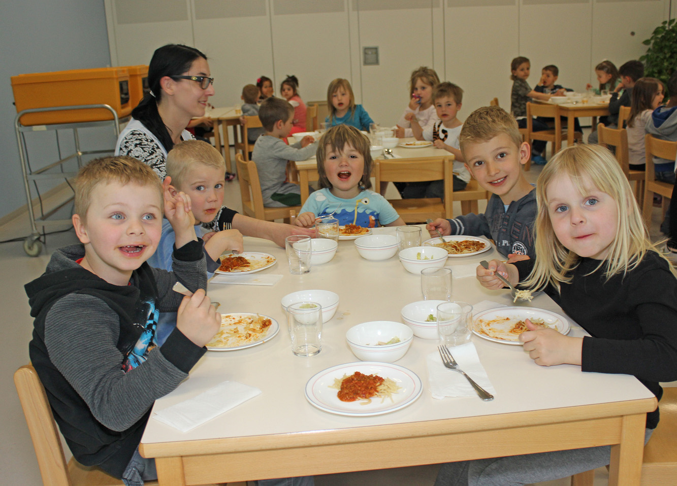 Kinder essen im Kindergarten